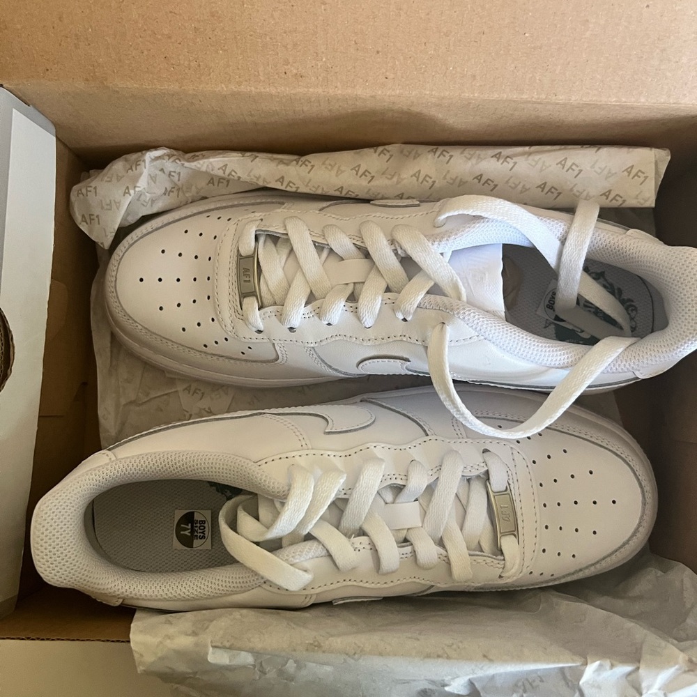 Nike AF1 White Low-Top Leather Sneakers - Picture 4 of 5